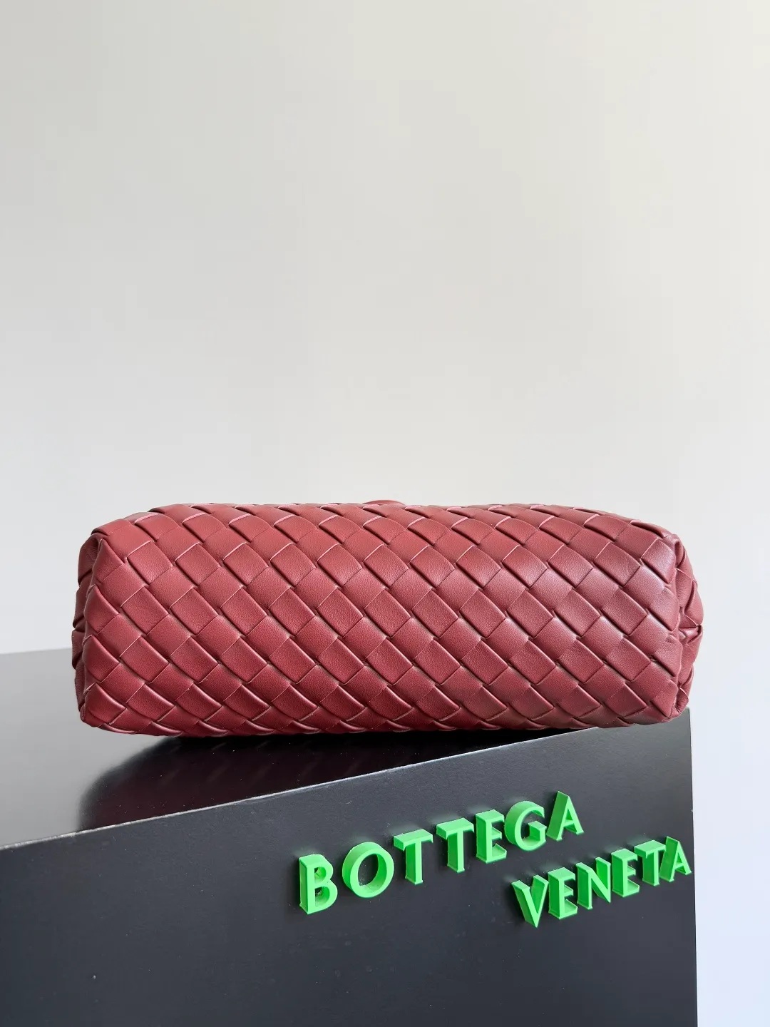 Batch 2260 BOTTEGA VENETA Lady's LAUREN CLUTCH Chain Clutch was inspired by 40 years ago. It is a perfect fusion of classic and modern bags. It is effortless and fashionable for any occasion and at any time. The newly added detachable metal chain allows people to have more ways to carry it. It is grand and elegant. Style No.: 785807 Size: 31.5*16.5*11cm
